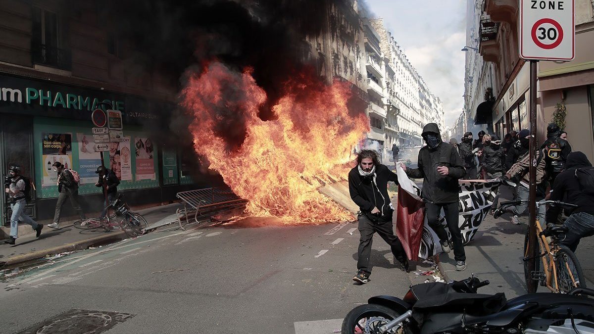 Haos u Francuskoj: Milioni na ulicama, blokiran aerodrom, škole zatvorene