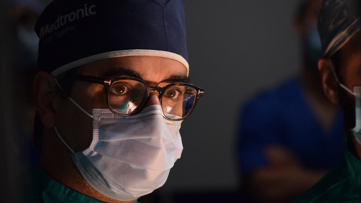 Svjetski grudni hirurg izveo četiri operacije sa timom UKC