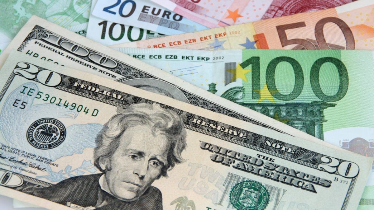 Evro pao za više od jedan odsto u odnosu na dolar