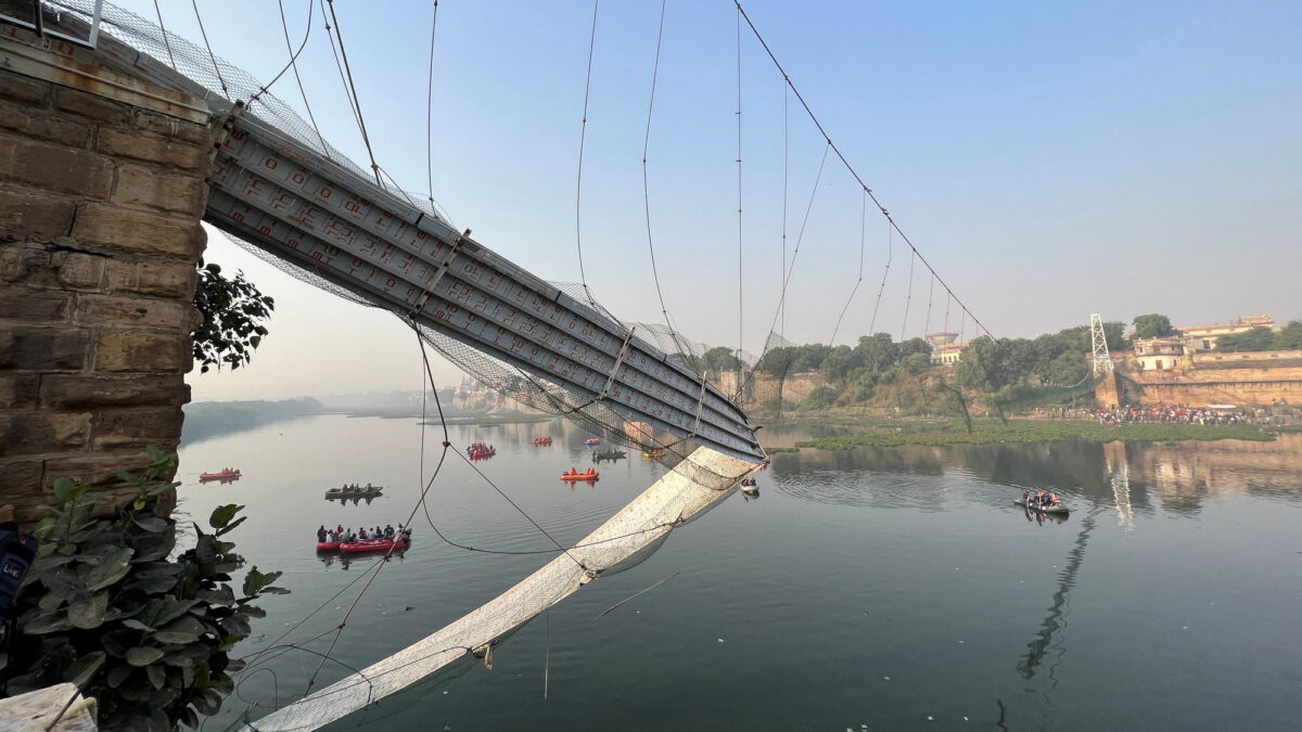 Indija: Broj mrtvih nakon rušenja mosta porastao na 141, za mnogima se još traga
