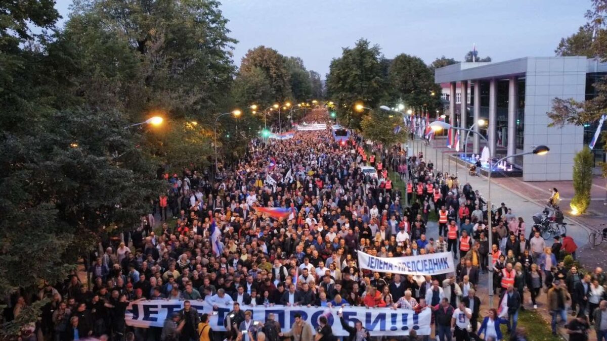 Održan protest na Trgu Krajine, Borenović tvrdi da se okupilo 30.000 građana