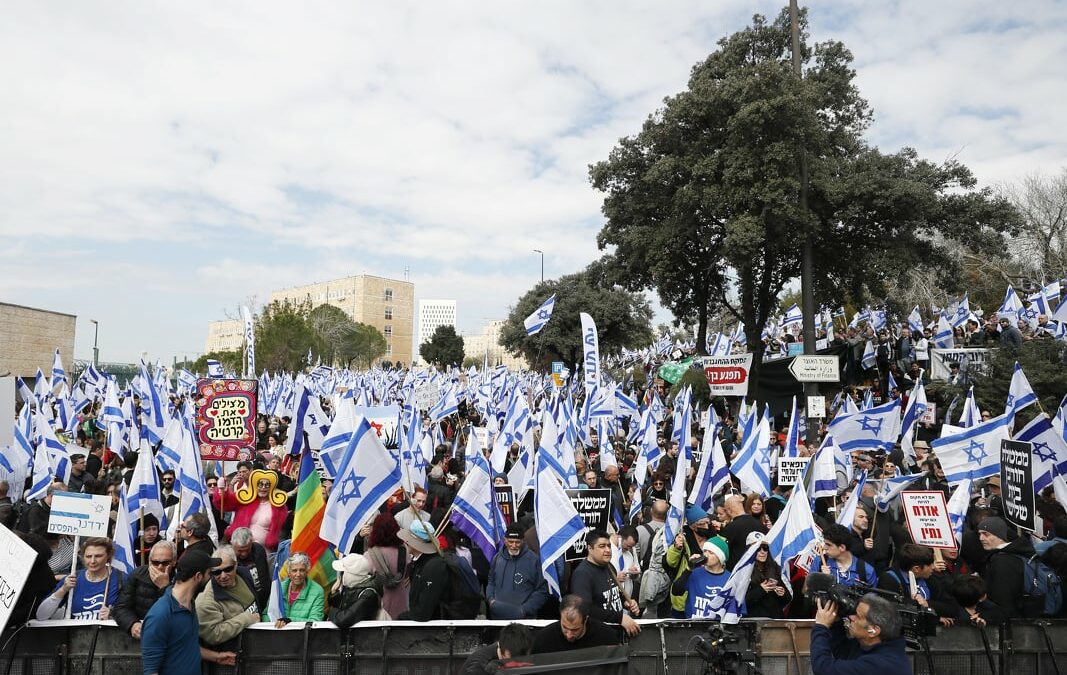 Napeto u Izraelu zbog reforme pravosuđa: Deseci hiljada Izraelaca protestuju na ulicama