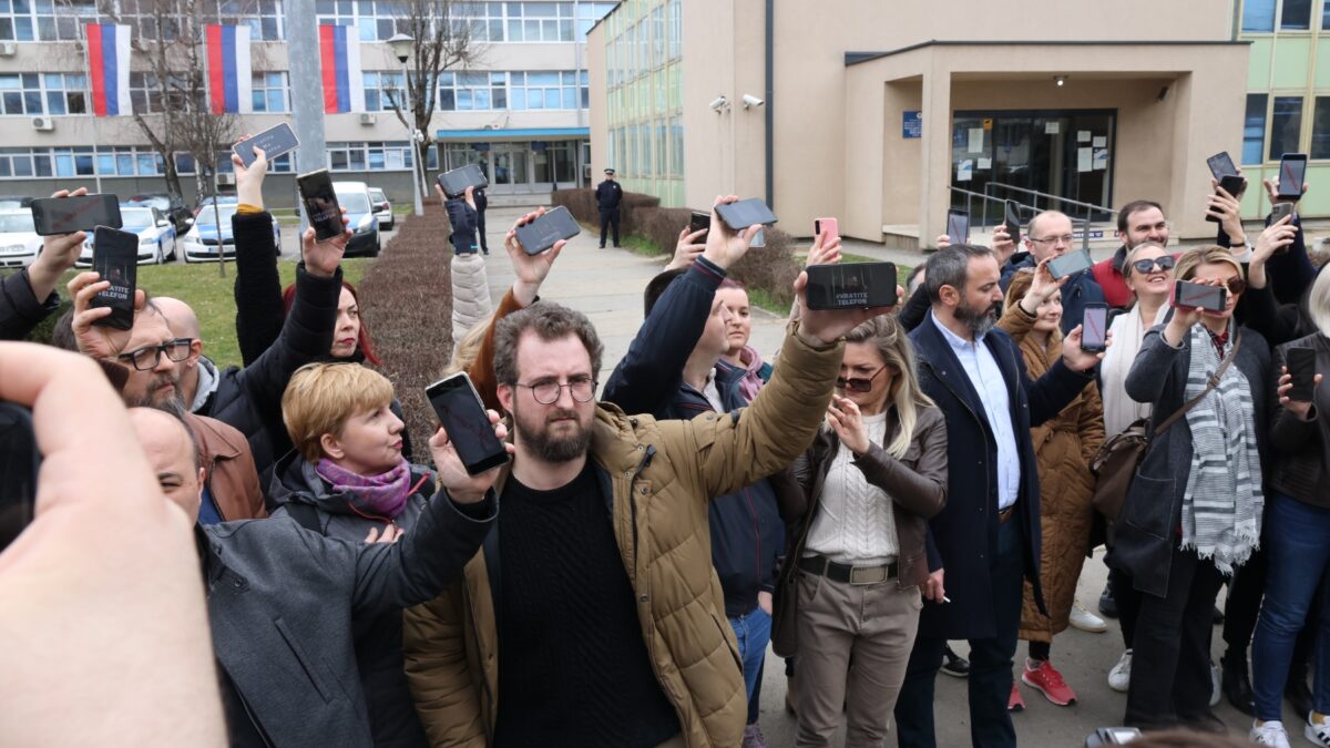 Protest novinara ispred Policijske uprave Banjaluka, glasna podrška kolegi Morači