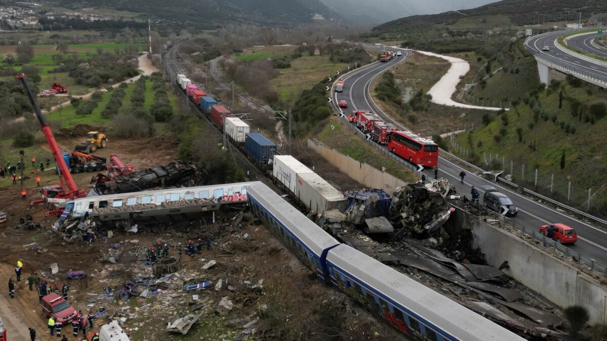 Spasilačke ekipe i dalje pretražuju vagone, nastavljen štrajk željezničara u Grčkoj