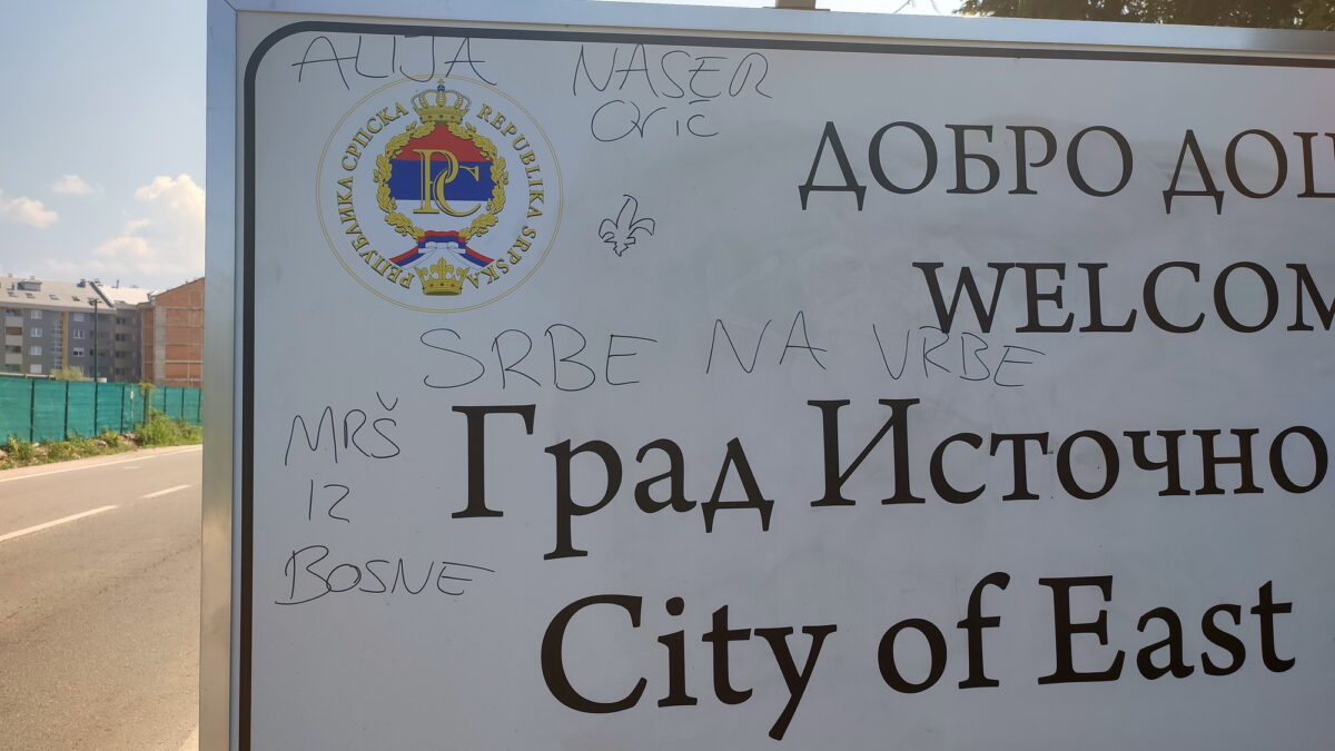 Uvredljivim porukama prema Srbima išarana tabla doborodošlice na ulazu u Istočno Sarajevo