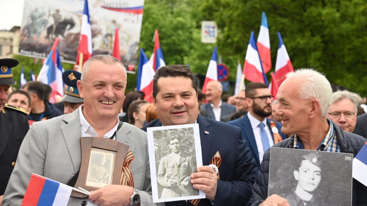 Stevandić na maršu “Besmrtnog puka” nosio sliku djeda Stevana koji je odveden u Mauthausen