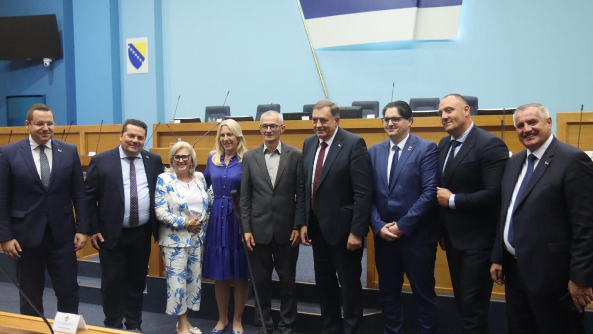 Uz gromoglasan aplauz usvojena Deklaracija o zaštiti nacionalnih i političkih prava i zajedničkoj budućnosti srpskog naroda i Zaključci