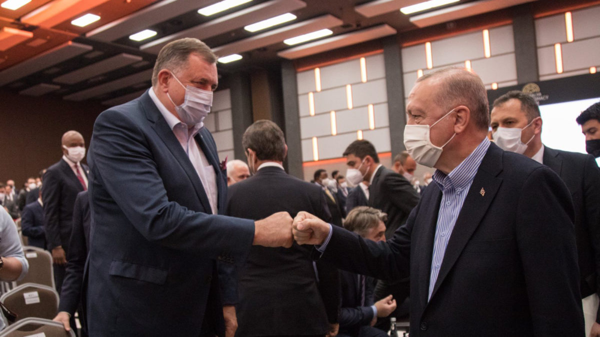 Dodik na Samitu u Antaliji: Iskustvo sa “Kovaksom” teško i mučno