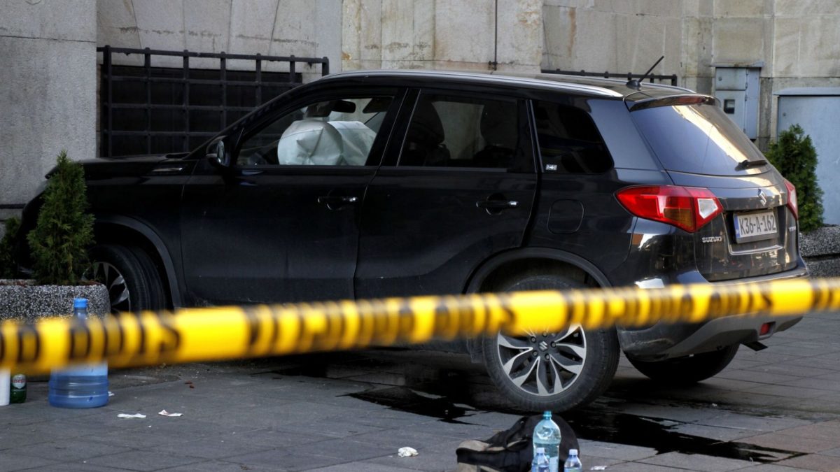 Autom udarila dva pješaka i zabila se u zgradu Centralne banke BiH