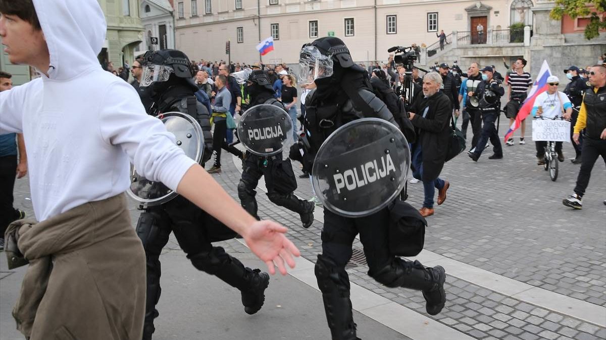 Demonstranti u Ljubljani ne odustaju od sukoba s policijom, suzavci se šire gradom
