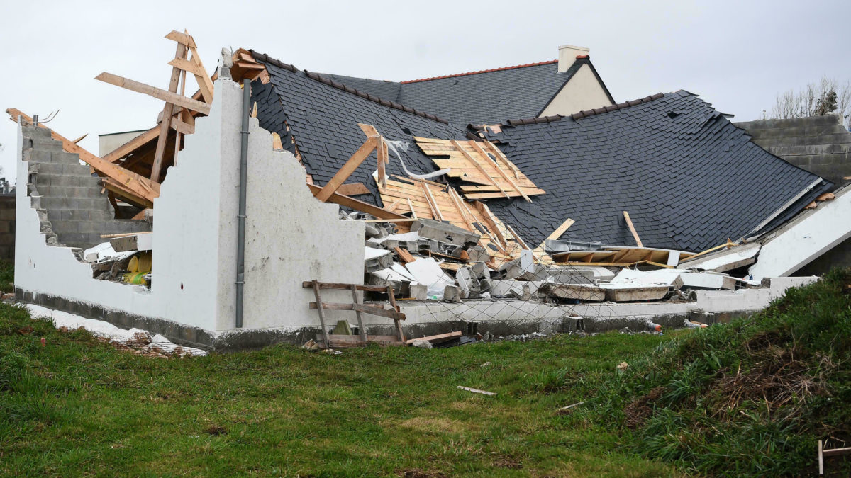 Snažna oluja pogodila Zapadnu Evropu, pola miliona kuća bez struje