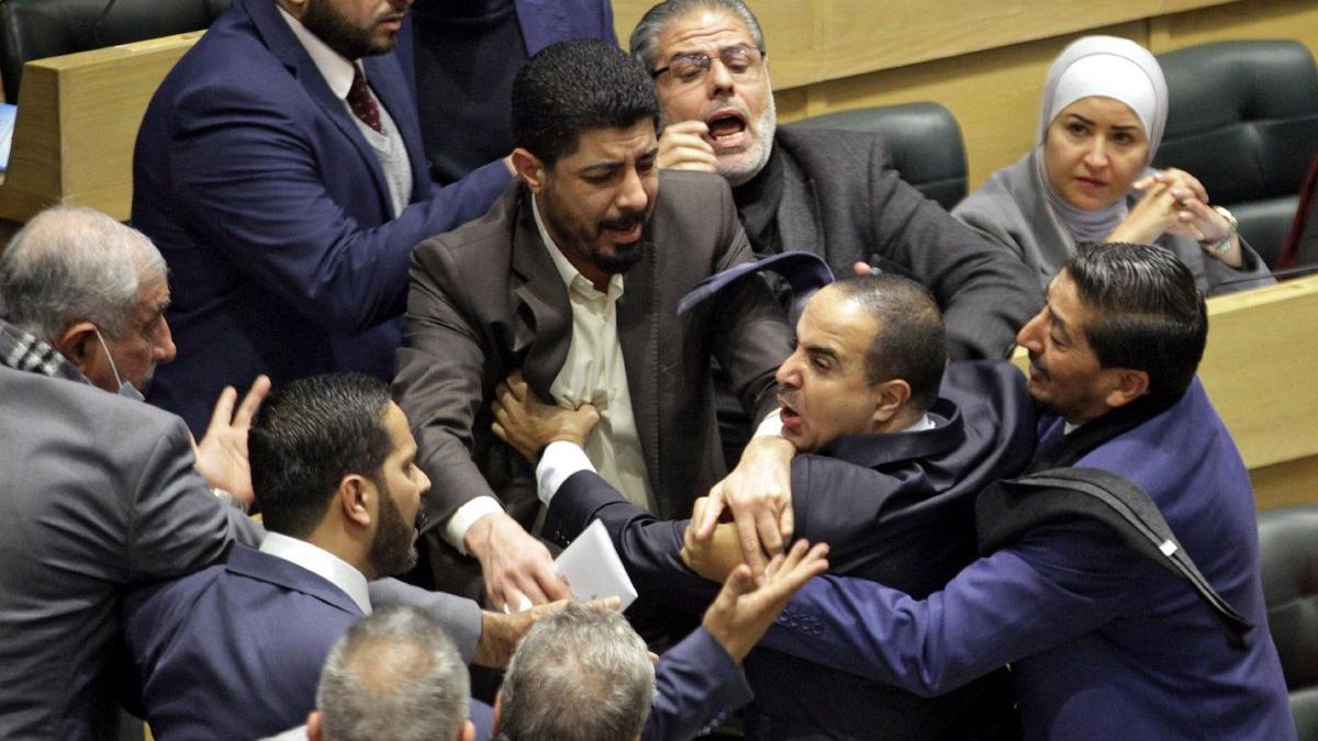 Masovna tučs u parlamentu Jordana zbog uvođenja zamjenice za ženski rod u ustav