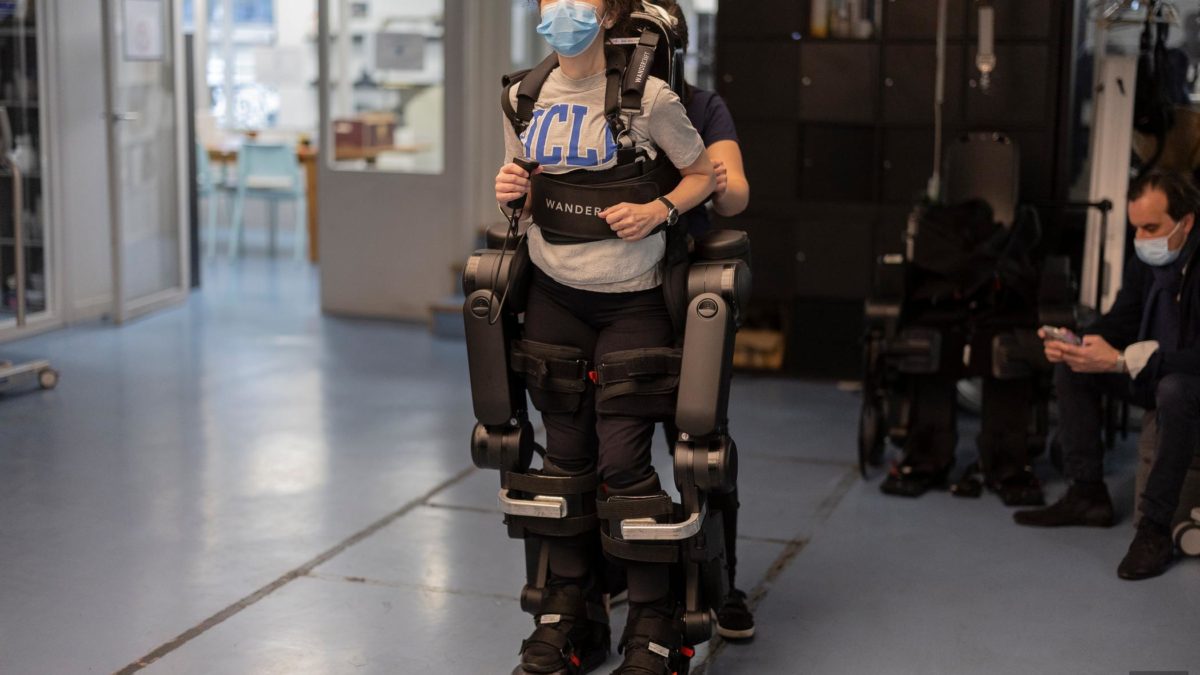 Egzoskelet Atlante omogućava paraplegičarima da hodaju